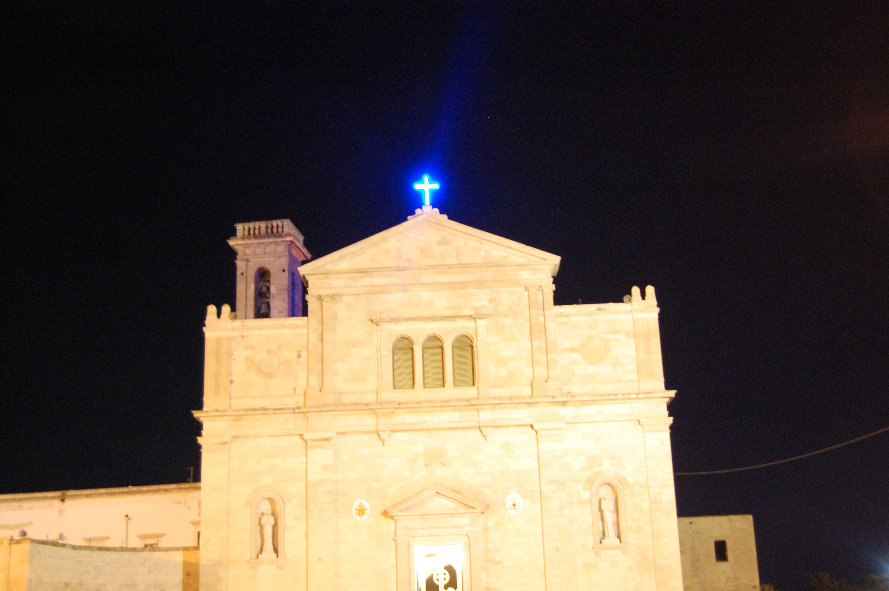 Torna ad accendersi la croce della Basilica della Madonna dei Martiri